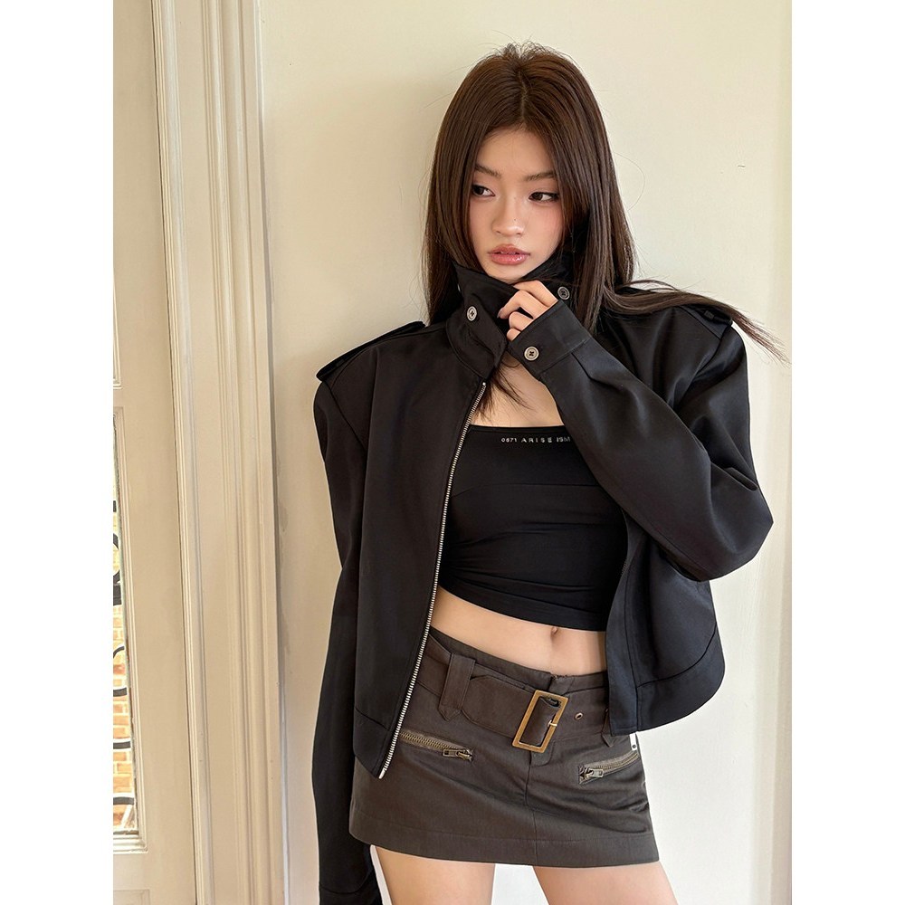 ❤️จัดส่งตลอด 24 ชั่วโมง❤️【xxavc825h0】2026 ใหม่เกาหลียืนปกเสื้อแจ็คเก็ตสีดำผู้หญิงเสื้อแจ็คเก็ตลำลองสั้นด้านบน