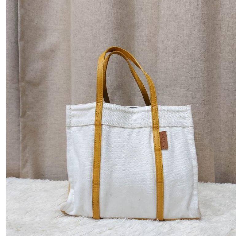 กระเป๋าถือ Tote bag AGATHA PARIS ผ้าแคนวาสสีขาวตัดสีเหลืองมัสตาร์ด