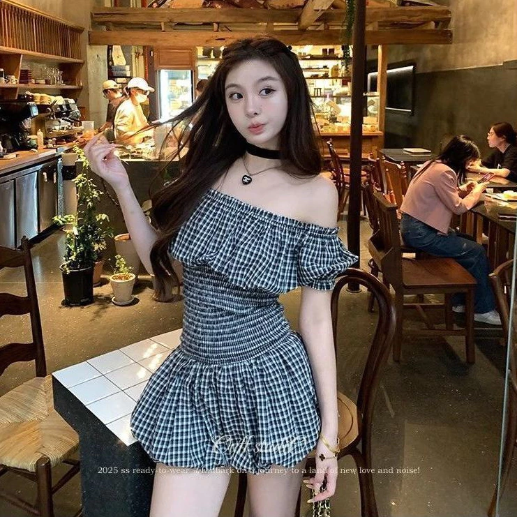 กระโปรงจั๊มสูทเอวสูงลายสก็อตขาวดำสไตล์ฝรั่งเศสเส้นเดียวดีไซน์ใหม่