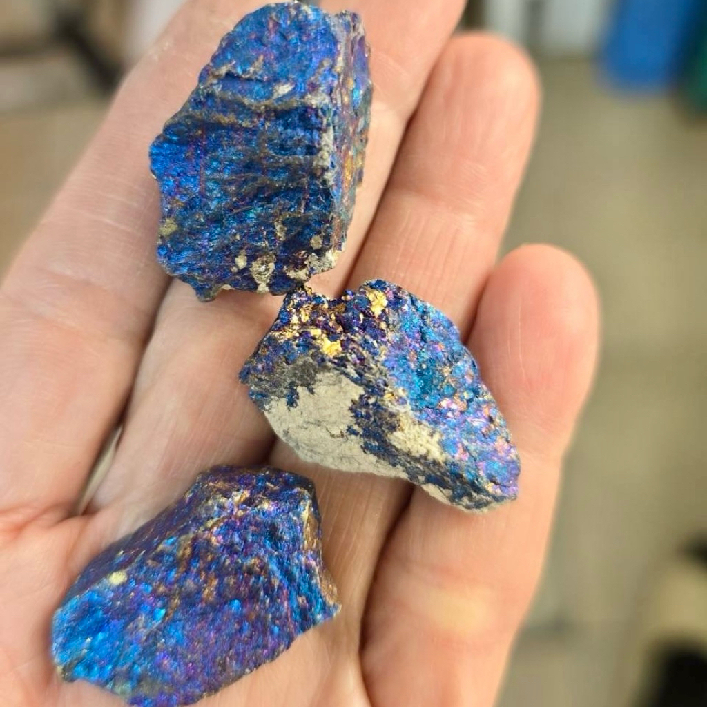 บอร์ไนต์ (Bornite) หรือ ชาลโคไพไรต์ 100g (Chalcopyrite) ที่มีสีเหลือบรุ้ง "หินยูง" (Peacock Ore)