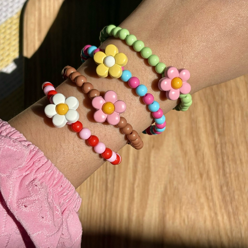 Piing me Bracelet | กำไลข้อมือลูกปัดกลม ( 6 mm ) ตกแต่งลูกปัดดอกไม้