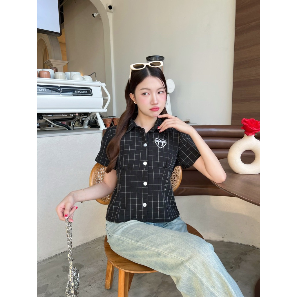 KORRA ·͜·♡เสื้อเชิ้ตคอปกลายริ้ว🤎ปักหัวใจโบว์✨ด้านหลังมีโบว์ผูกเข้ารูป งานสวยใส่แล้วน่ารักมากๆ 📸🫧 - รูปที่ 3