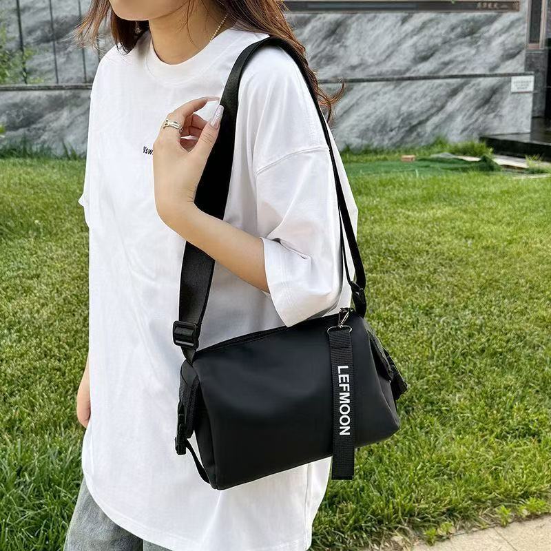 กระเป๋าสะพายไหล่สำหรับผู้หญิง กระเป๋าเก็บของมีสไตล์และลำลอง ใช้งานได้หลากหลาย วัสดุกันน้ำ ใช้ได้ทั้งชายและหญิง - รูปที่ 7