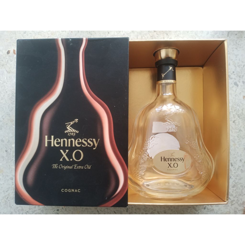 ขวดเหล้าเปล่า Hennessy พร้อมกล่อง