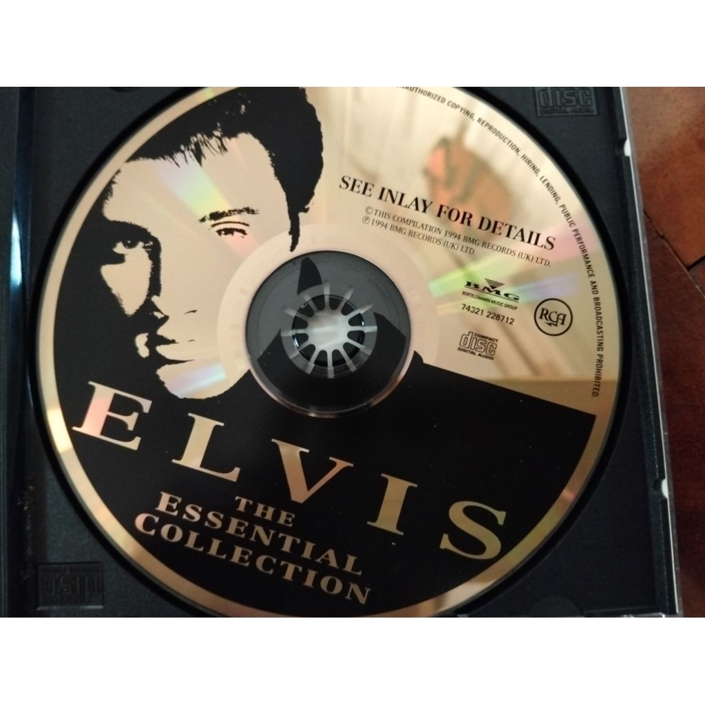 Cd music ซีดี เพลง Elvis Presley Essential รวมฮิต 28 เพลง แผ่นทอง Gold Cd มือสอง สภาพดี