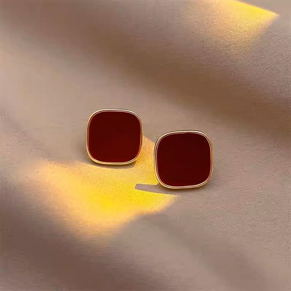 QK Jewelry ต่างหูสีแดงคู่นี้เคลือบด้วยทองคำและมีก้านต่างหูทำจากเงินสเตอร์ลิง 925 และใช้งานได้หลากหลาย