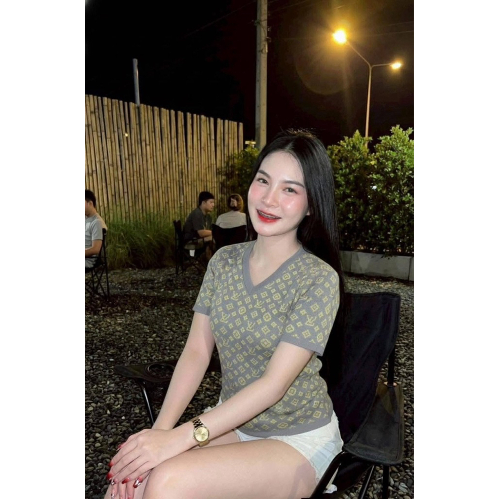เสื้อไหมพรมทรงคอวี ยืดตามตัวเป็นขนาดฟรีไซส์