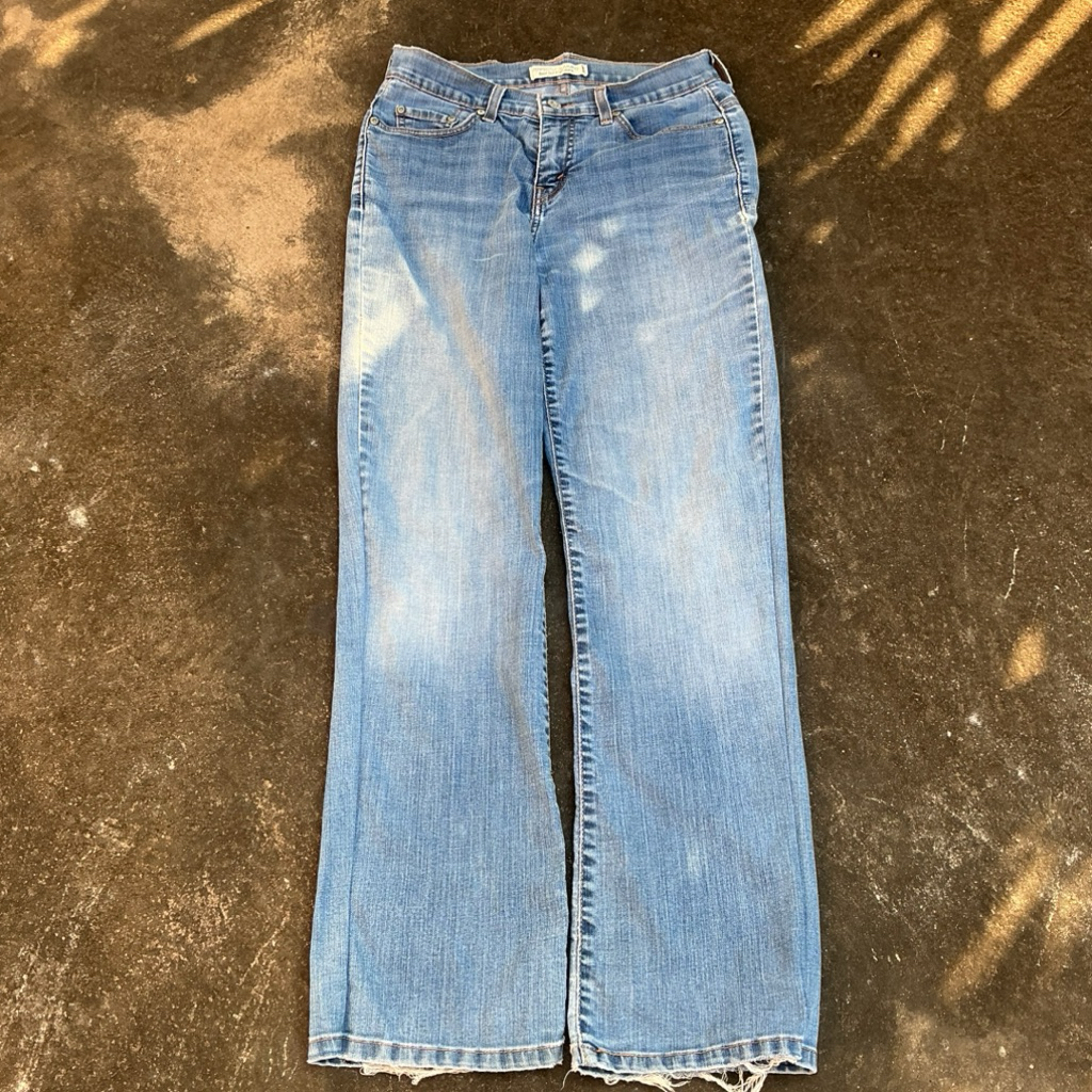 โล๊ะ ❗️Levi's Perfectly Slimming Boot Cut 512