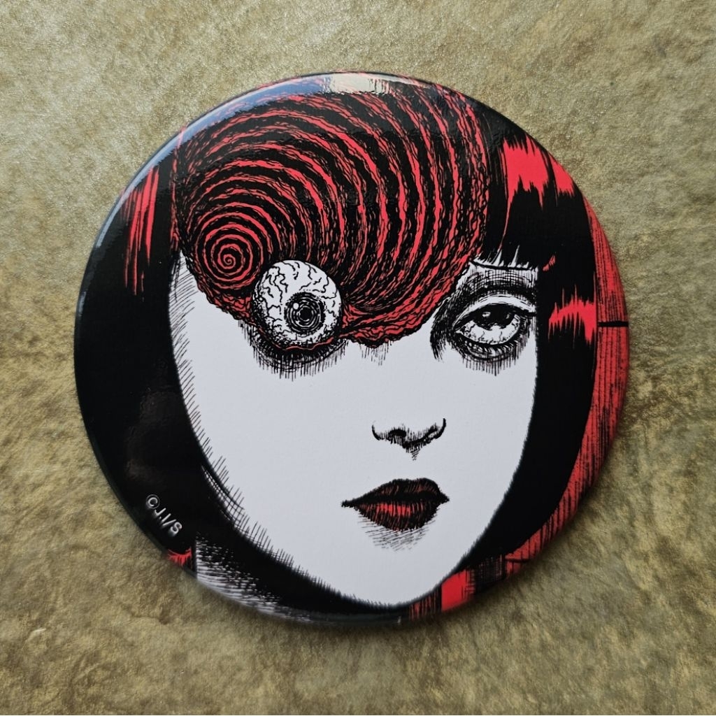 เข็มกลัด ก้นหอยมรณะ Uzumaki ของแท้ ของใหม่ จากงาน Uzumaki & Gyo Junji Ito จุนจิ อิโต้ ขนาด 7.5 ซม.