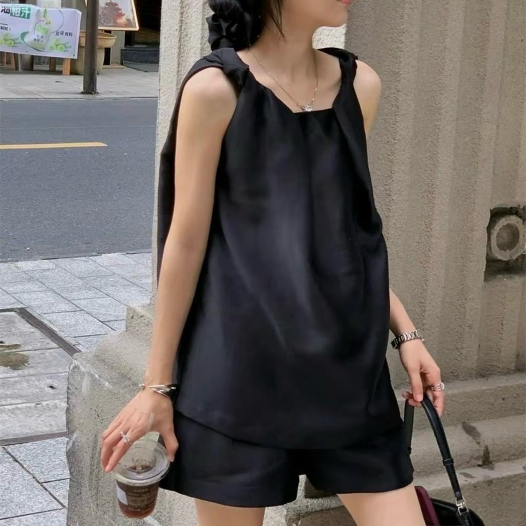 พร้อมส่ง‼️ GMG [เฉพาะเสื้อ] เสื้อแขนกุด ผ้าไหมอิตาลีพรีเมี่ยม แต่งดีเทลแขนไขว้ แมทช์ลุคง่าย ดูดีมีสไตล์