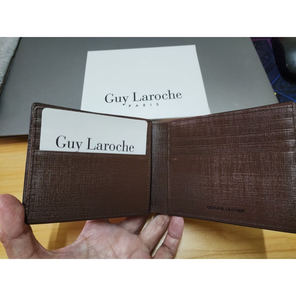 Guy Laroche กระเป๋าสตางค์ หนังแท้ พับสั้น มีลิ้นกลาง สีน้ำตาล