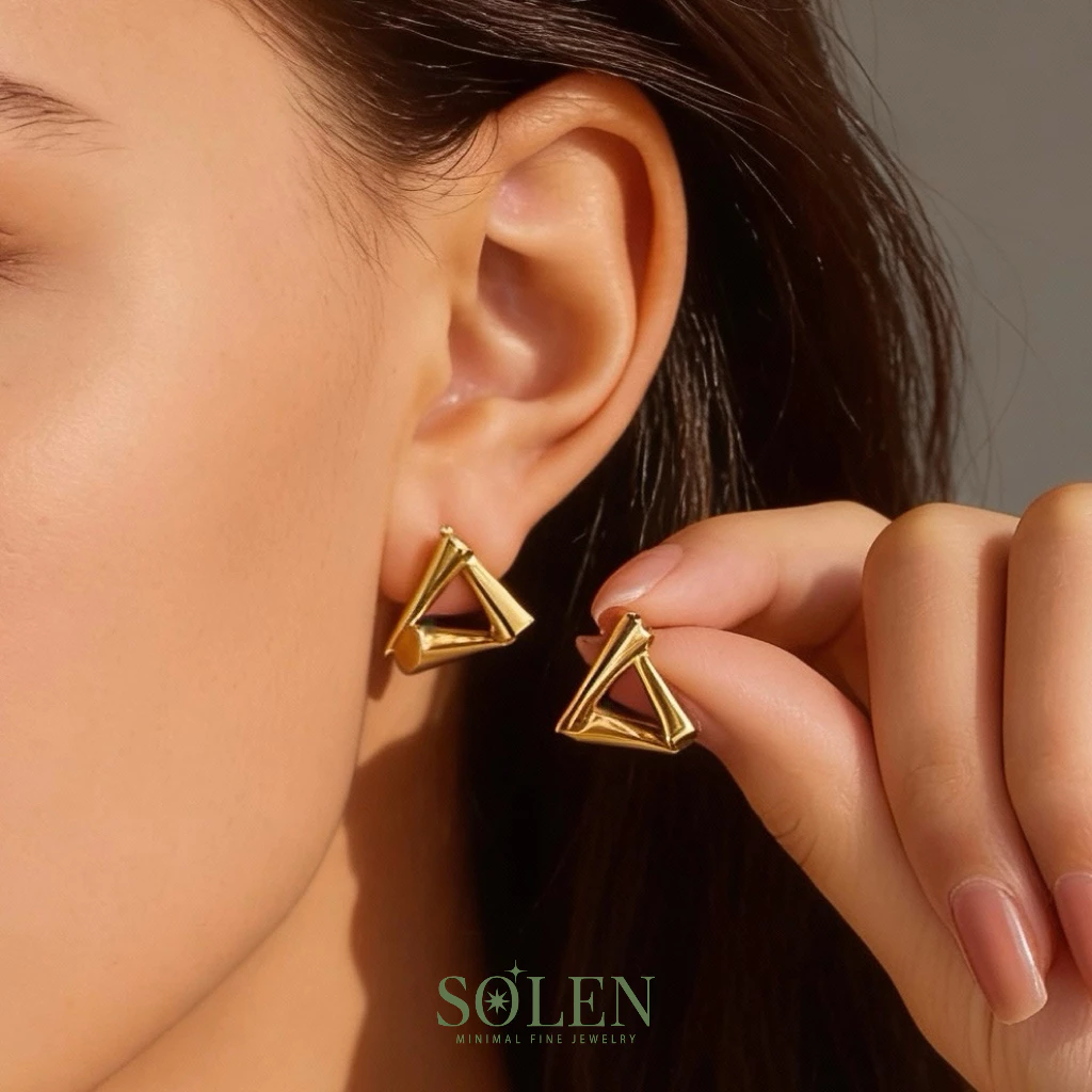 SOLEN Prism ต่างหูทรงสามเหลี่ยม 3D สไตล์เรขาคณิต สแตนเลสแท้ งานพรีเมียม ผิวแพ้ง่ายใส่ได้