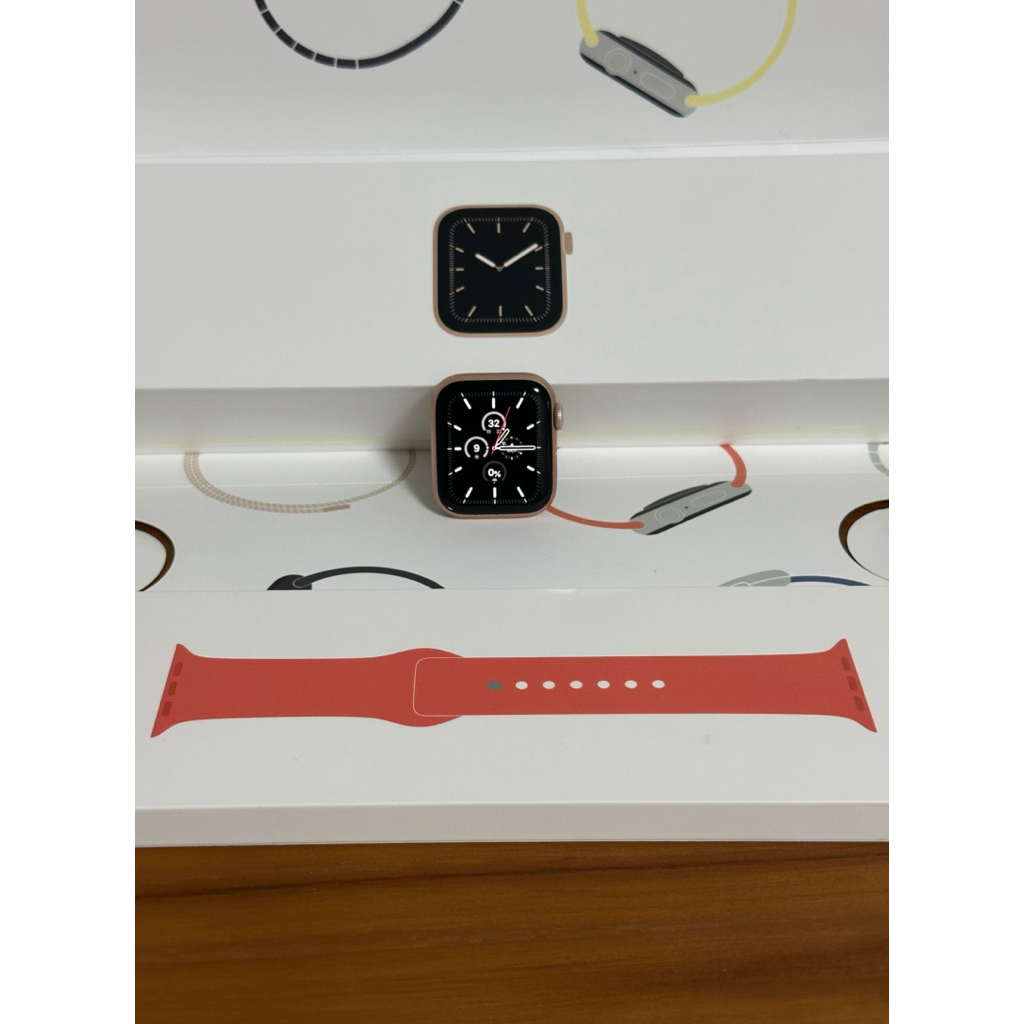 A Watch Series 5 : 40 mm ซื้อจาก Shop ICON SIAM มีใบเสร็จค่ะ