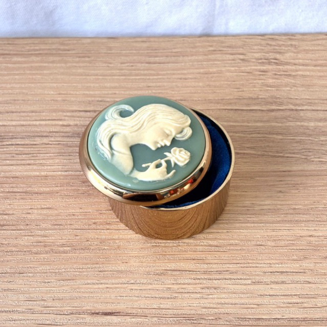 ตลับสีทอง งานวินเทจ ด้านในรองผ้ากำมะหยี่ ฝามีน้ำหนัก เป็นงานแกะสลักรูปหญิงสาวถือกุหลาบ ก้นตลับสลัก d