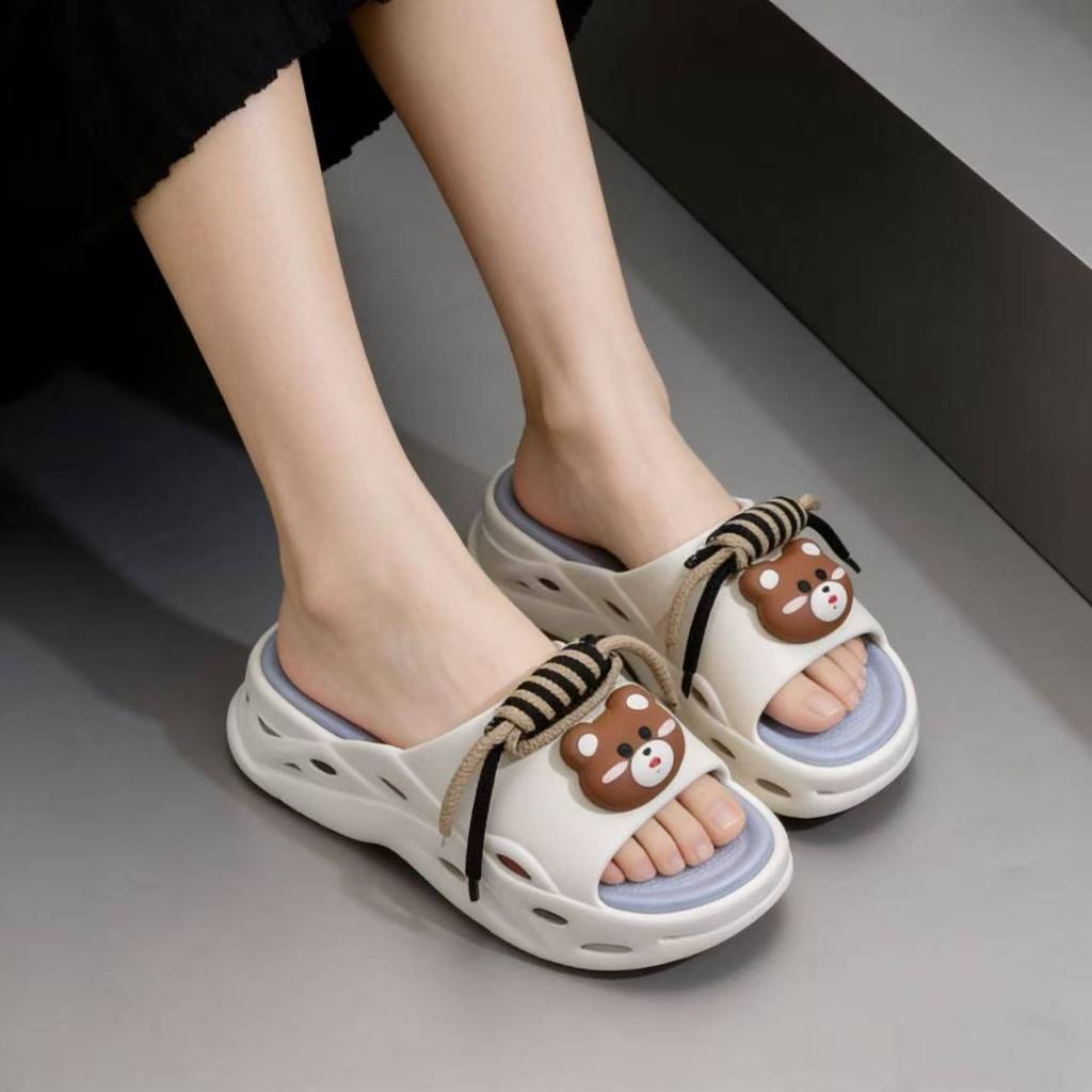 EnJoy  พร้อมส่ง (LT-8818-1) รองเท้าแตะสวม เสริมส้นสูง5cm ดีเทลตุ๊กตาหมี น่ารักใส่เที่ยวทำงาน วันสบายๆ ราคา ถูกที่สุด ดีลบีเคเค แกลเลอรีภาพที่ 8