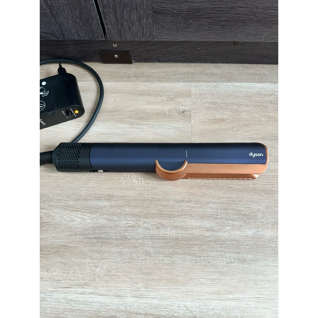 มือสอง Dyson Airstrait dryer and straightener ไม่มีกล่องประกันถึง 2027