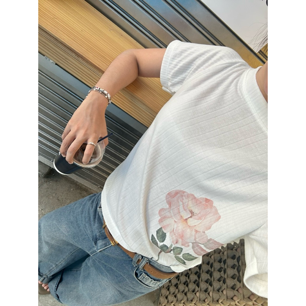 (พร้อมส่งทุกลาย💋)HAPTOP48 adore top เสื้อปาดไหล่โอเวอร์ไซซ์ผ้าคัตตอนฉลุ (happysummer.bkk) รูปที่ 4