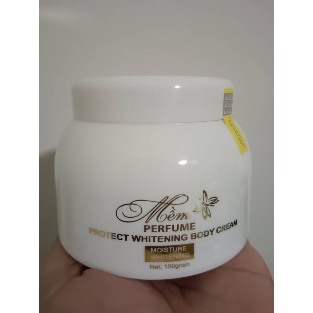 Sale ครีมA.COSMETICSครีมทาผิวมีกันแดดในตัวมีสติกเกอร์กันปลอม(งานไม่มีกล่องกล่องพังกล่องมีติหนิขอคนรับได้)