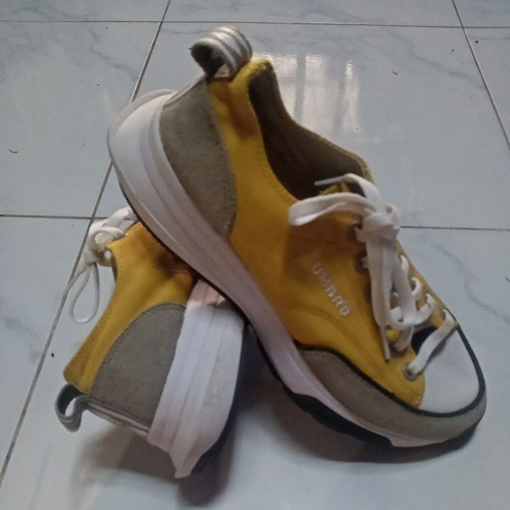 รองเท้า Umbro รุ่น Toby C