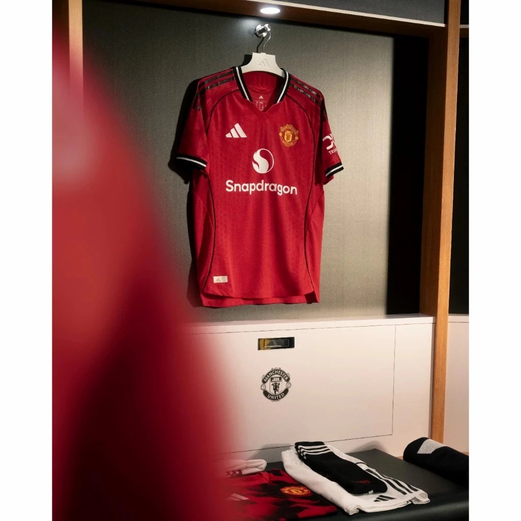 adidas Manchester United 25/26 เสื้อยืด สำหรับทั้งชายและหญิง （ของแท้ 100%） ราคา ถูกที่สุด ดีลบีเคเค แกลเลอรีภาพที่ 3
