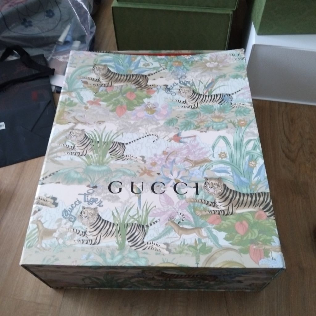 กล่องกระเป๋าถือลายเสือ Gucci Tiger ซึ่งเป็นส่วนหนึ่งของคอลเลกชันลิมิเต็ดเอดิชัน