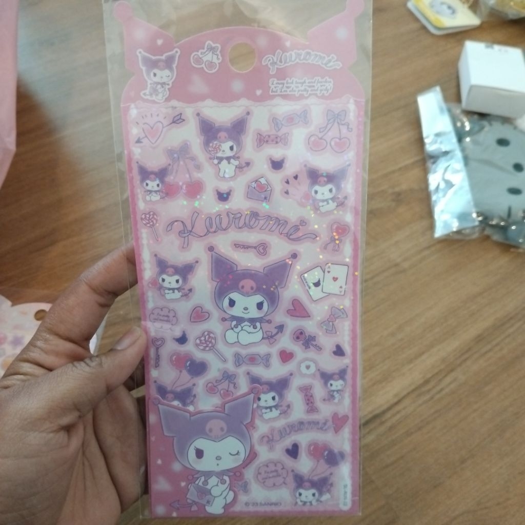 สติกเกอร์ลายคุโรมิ (Kuromi) จาก Sanrio โดยอาจเป็นของ Moshi Moshi