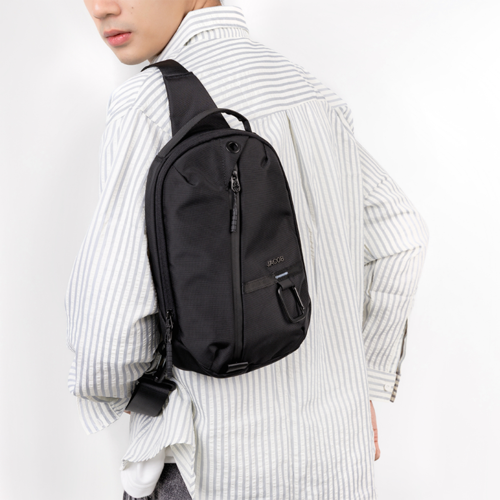 JACOB กระเป๋าคาดอกผู้ชาย สีดำสไตล์สตรีท รุ่น 70171