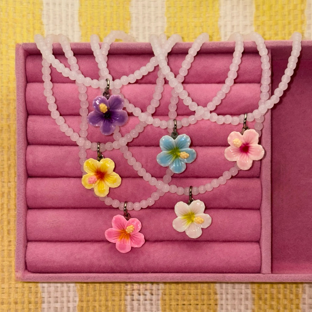 Piing me Necklace | สร้อยคอลูกปัดหยกเทียมสีขาวขุ่นๆพร้อมจี้ดอกชบาไซส์เล็ก ราคา ถูกที่สุด ดีลบีเคเค