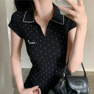เสื้อโปโลปักลายจุดสีขาว แขนสั้นไหล่ตรง ทรงเข้ารูป ครอปสั้น สไตล์สาวแซ่บ รุ่นใหม่ปี 2026