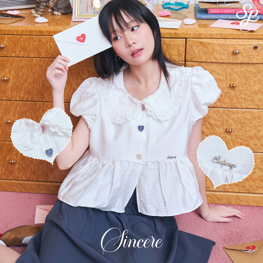 Sincere_SP115 เสื้อคอบัวแขนตุ๊กตา กระดุมหัวใจ ดีเทลลูกไม้ 2 ชั้น น่ารักมาก มีโลโก้เหล็กสุดปัง