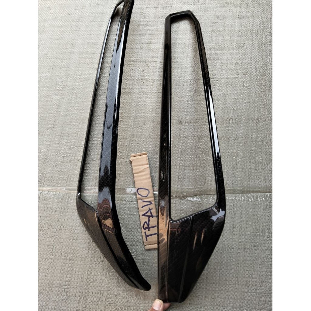 ครอบไฟหน้า รถ Toyota travo 2026 ลายแค็บล่าดำ ตรงรุ่นซ้ายขวามีกาวสองหน้าพร้อมแปะติด ( รหัส 93921159 ) ราคา ถูกที่สุด ดีลบีเคเค แกลเลอรีภาพที่ 2