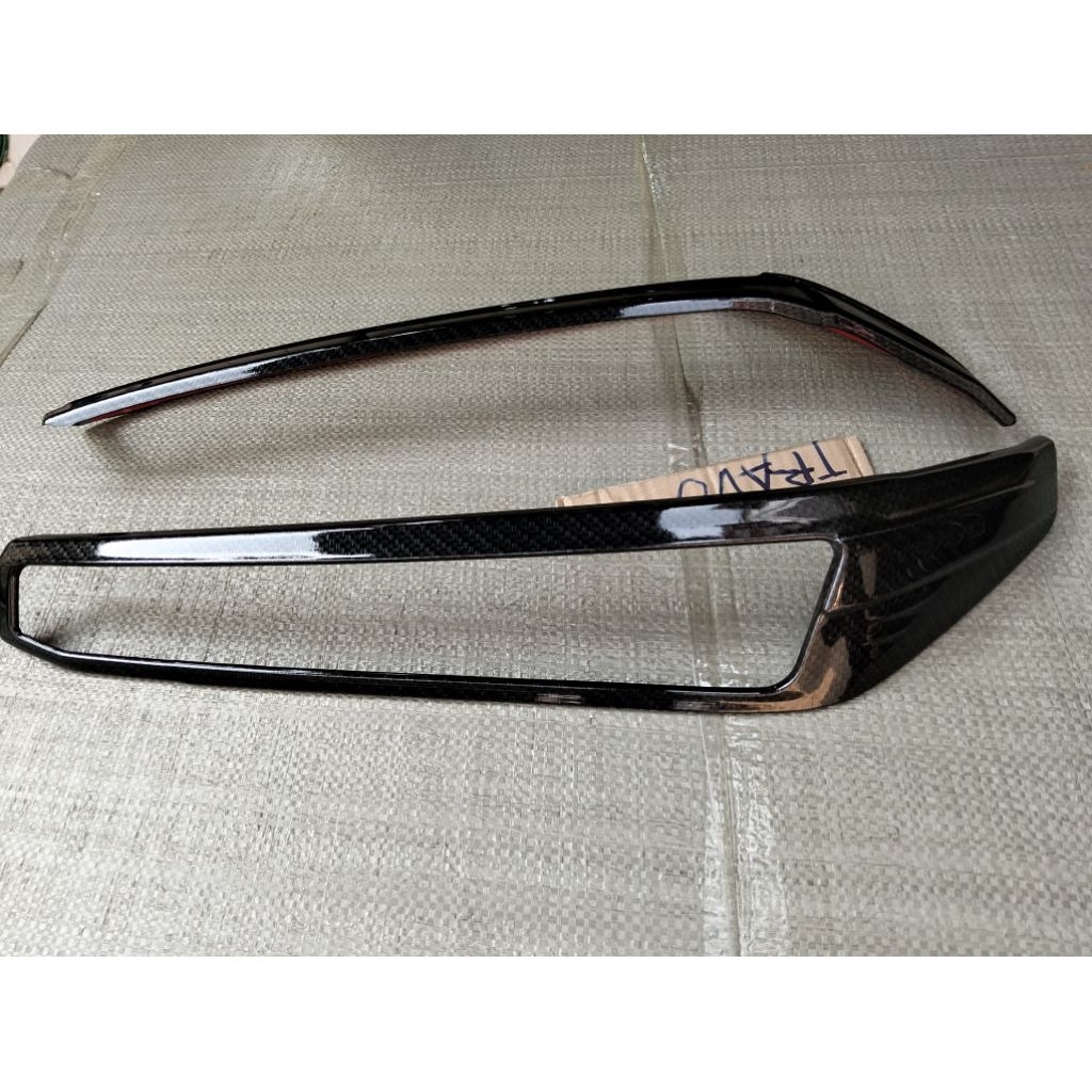 ครอบไฟหน้า รถ Toyota travo 2026 ลายแค็บล่าดำ ตรงรุ่นซ้ายขวามีกาวสองหน้าพร้อมแปะติด ( รหัส 93921159 ) ราคา ถูกที่สุด ดีลบีเคเค แกลเลอรีภาพที่ 4