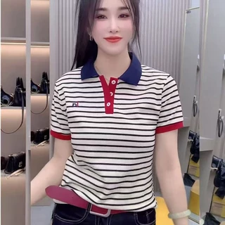 เสื้อโปโลแขนสั้นลายทางปักลายแฟชั่นใหม่ปี 2026 สำหรับฤดูร้อน ไซส์ใหญ่ ทรงหลวม สไตล์เกาหลี ใส่ได้หลายโอกาส เสื้อแฟชั่นเฉพา