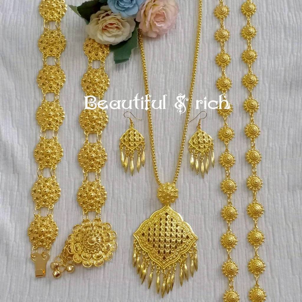 เครื่องประดับชุดไทยเป็นชุดสีทอง สร้อยคอพร้อมต่างหูเจาะ เข็มขัด สร้อยสังวาลย์ รหัสBT001