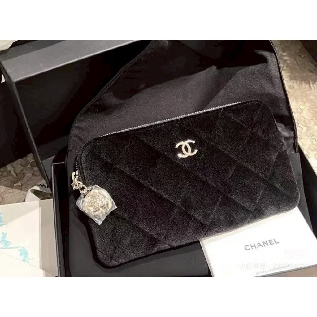 พร้อมส่ง CC Camellia Charm Black Velvet Clutch Vip gift จากเคาร์เตอร์เครื่องสำอาง