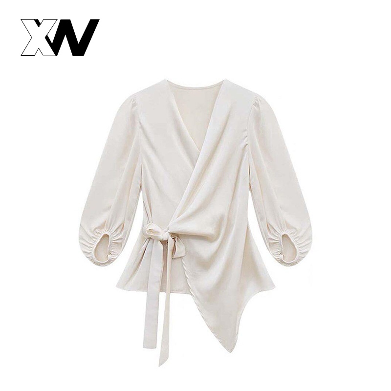 XWbrand  เสื้อเชิ้ตผ้าซาตินคอวี สไตล์ฝรั่งเศส ดีไซน์ผูกข้างเอว กระชับเอว ทำให้ดูหรูหราและเหมาะสำหรับการทำงาน