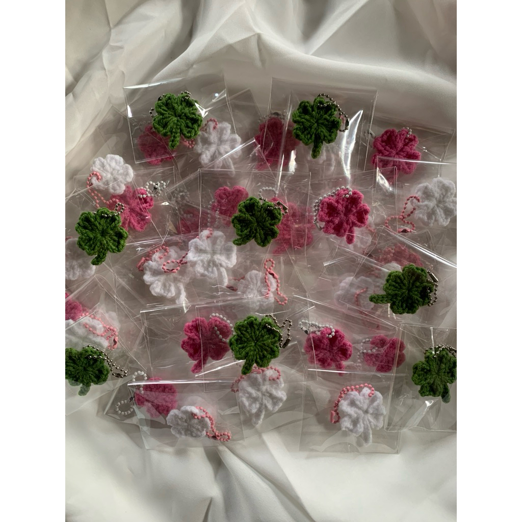 พวงกุญเเจใบโคลเวอร์🍀 ของขวัญปัจฉิม ของขวัญรับปริญญา ของชำร่วย🌷พวงกุญแจไหมพรม