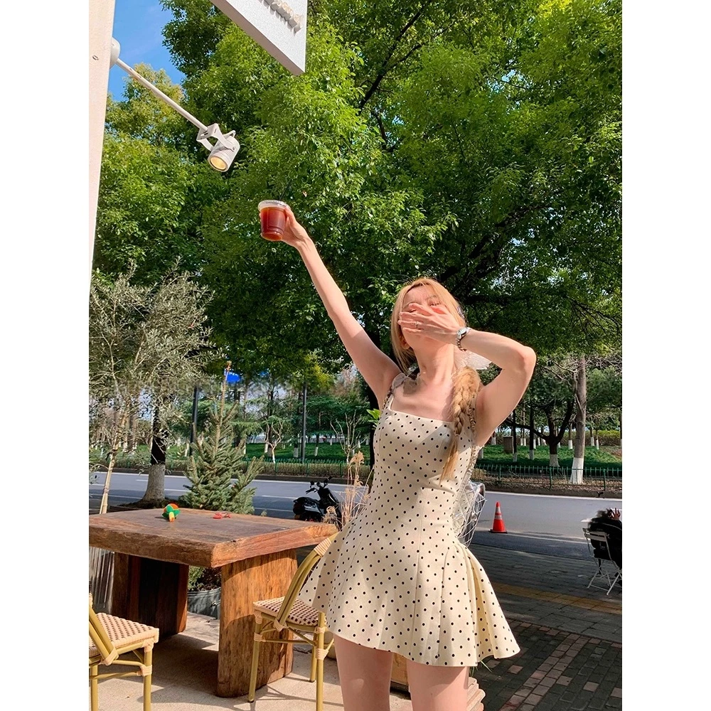 Beryl 🌻เดรสแฟชั่นผู้หญิง เดรสน่ารักๆ mini สไตล์เกาหลีเรียบง่าย ปิดไหล่ ดีไซน์เก๋ไก้และเซ็กซี่ ทรงเข้ารูป