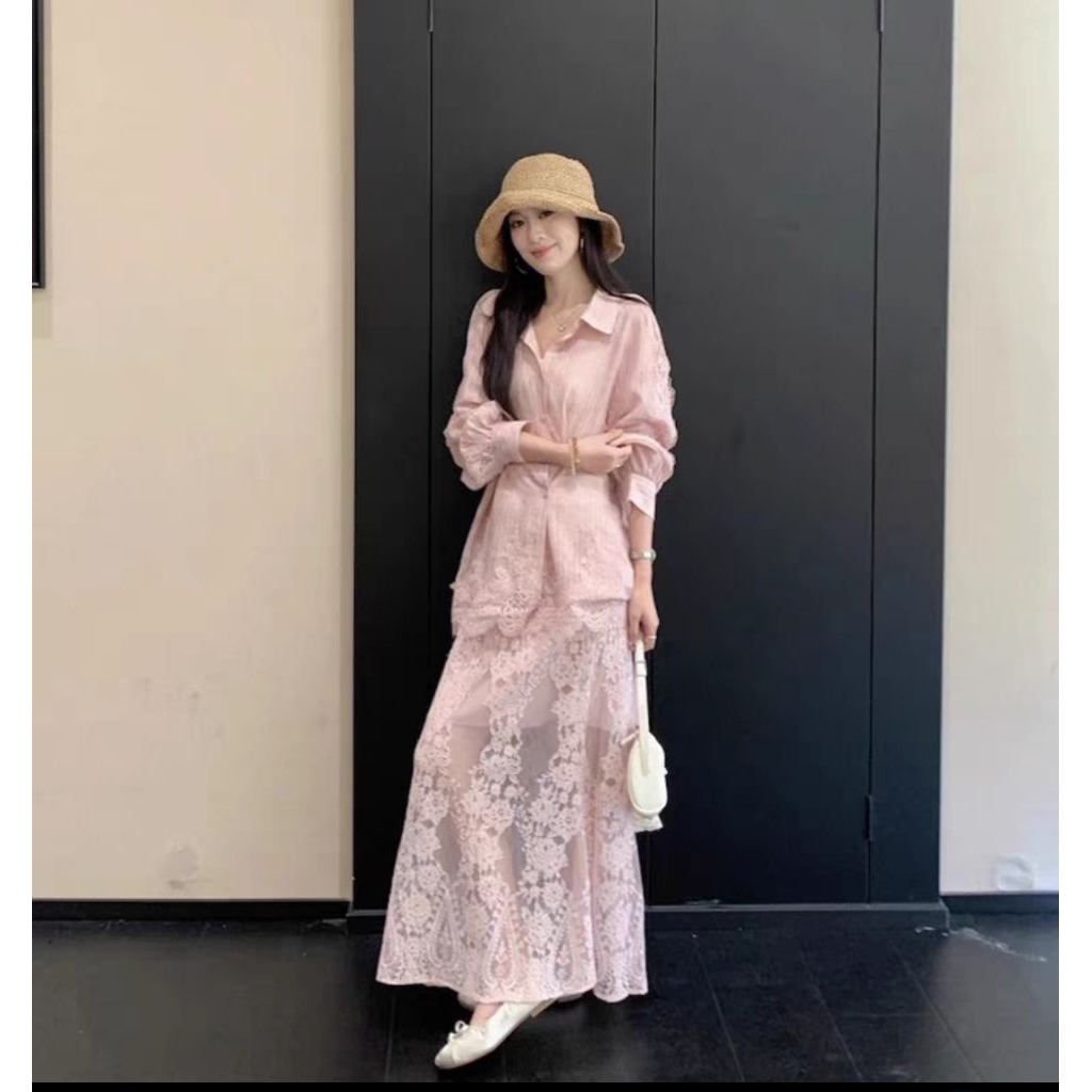 ชุดเซ็ท 2ชิ้น สไตล์คุณหนูหวาน เสื้อเชิ้ตสีชมพูโทนอ่อน ลุคสุภาพสบาย+กระโปรงยาวเอวสูงแต่งลูกไม้ ใส่แล้วดูหวานหรู มีเสน่ห์