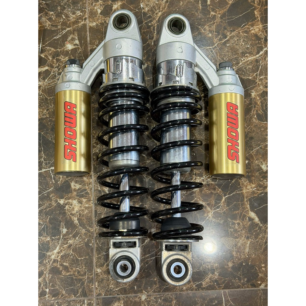 Showa cbตัวแรก(มือสอง) สีเดิมทั้งตัวสปิงทำสีอย่างเดียวปรับ2จุดปรับได้จริงใช้งานได้จริงสูง320 เซทน้ำมันเเล้ว