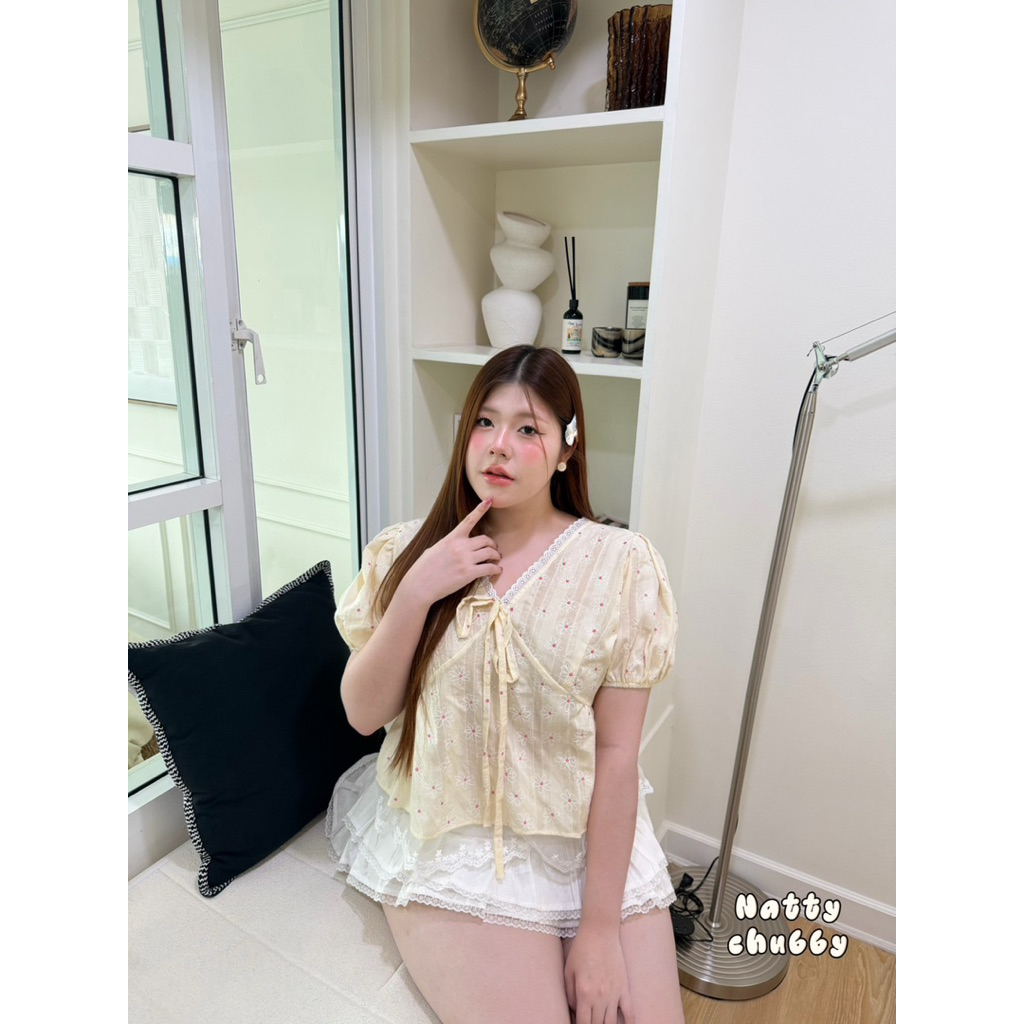 (NT) เสื้อแขนตุ๊กตา คอวี ผ้าฉลุปักลาย พิมพ์ลายดอกเดซี่อีก แต่งลูกไม้ที่คอและชายเสื้อ เพิ่มเชือกผูกโบว์ที่อก ไซส์ใหญ่ ราคา ถูกที่สุด ดีลบีเคเค แกลเลอรีภาพที่ 6