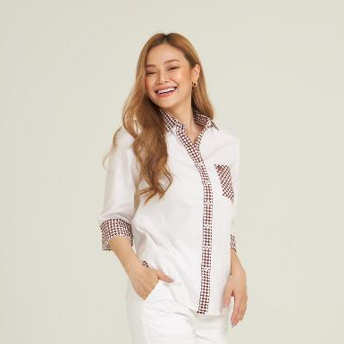 GSP เสื้อเชิ้ตคอตตอน แขนสี่ส่วน สีขาว ตัดแต่งด้วยผ้าลายตารางสีน้ำตาล PQ26WH