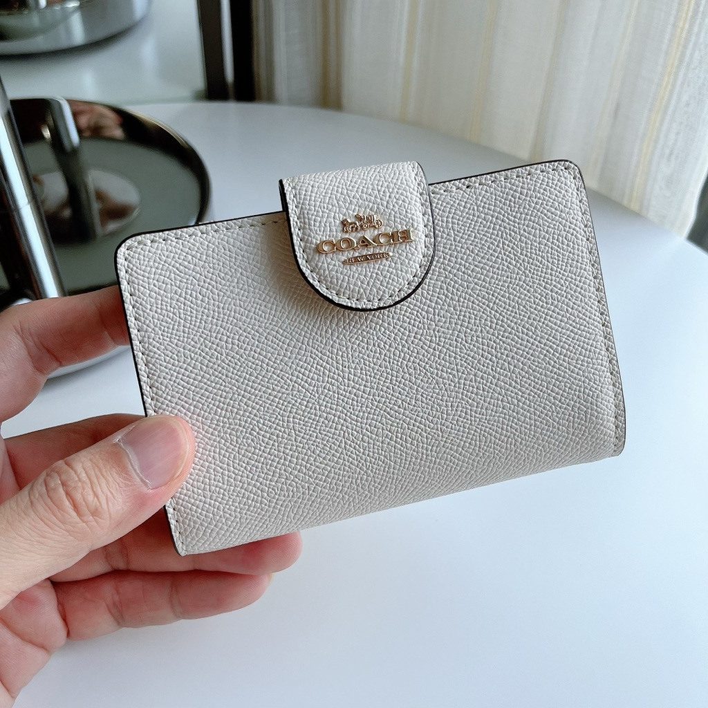 ✨ผ่อน0%-แท้100%✨ กระเป๋าสตางค์สีขาว ใบสั้นแบบกระดุม Medium Corner Zip Wallet C6390 c0082 cw786