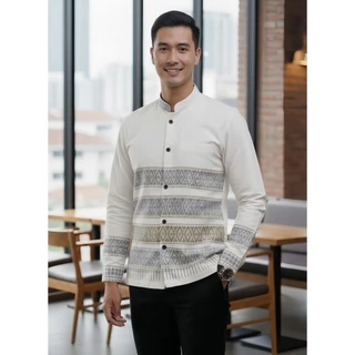เสื้อลายไทยผู้ชายแขนยาว เนื้อผ้าฝ้ายพิมพ์ลายหมักโคลน โทนสีขาว