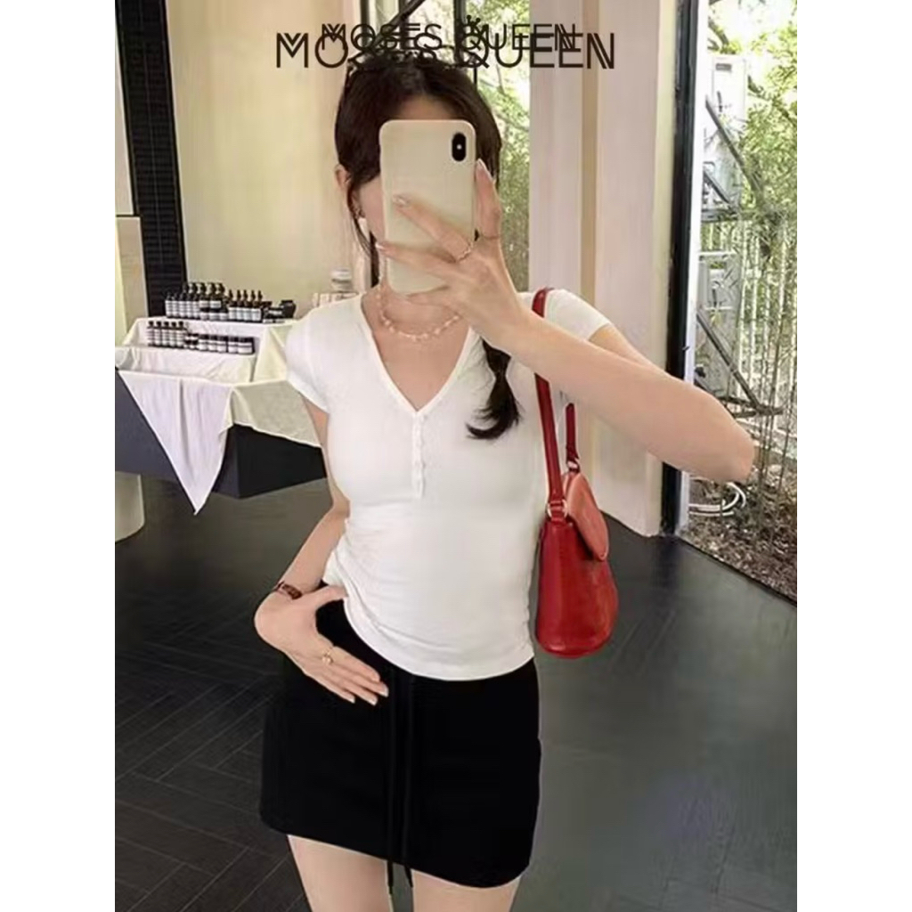 เสื้อแบรนด์moses queen มีทั้งสีขาวและดำ