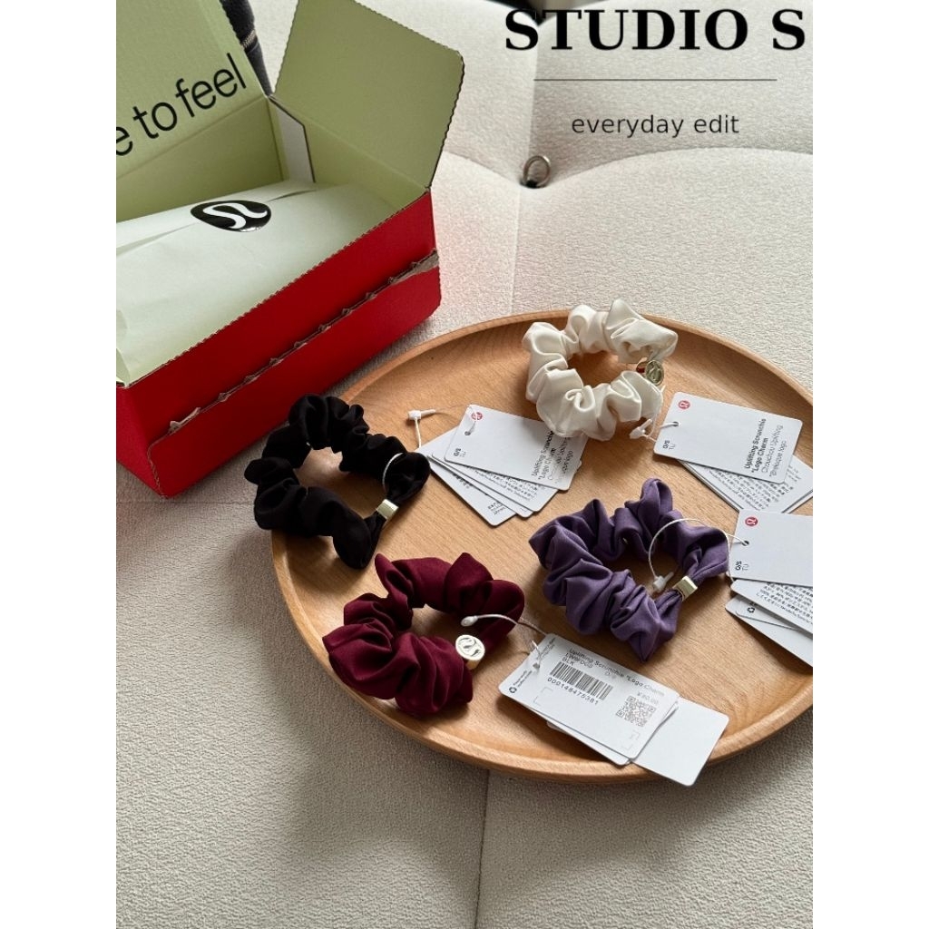 Lululemon Hair Scrunchies Set 4 ชิ้น กล่องแดง แท้พรีเมียม มัดผมสปอร์ตหรู Minimal Everyday Look