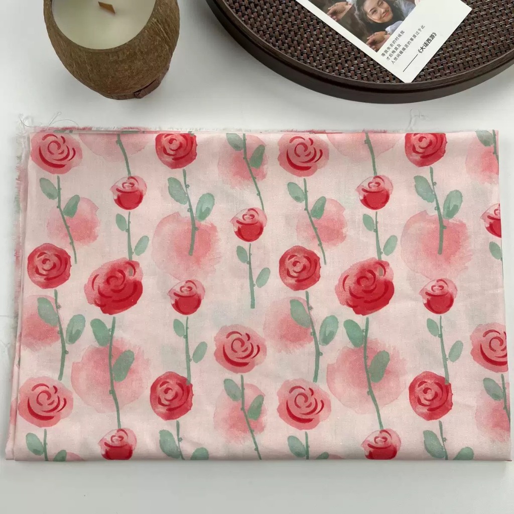 ผ้าคอตตอน 100% cotton poplin ตัดขายเป็นเมตร หน้ากว้าง 145 เซนติเมตร ลายกุหลาบแดงพื้นชมพู