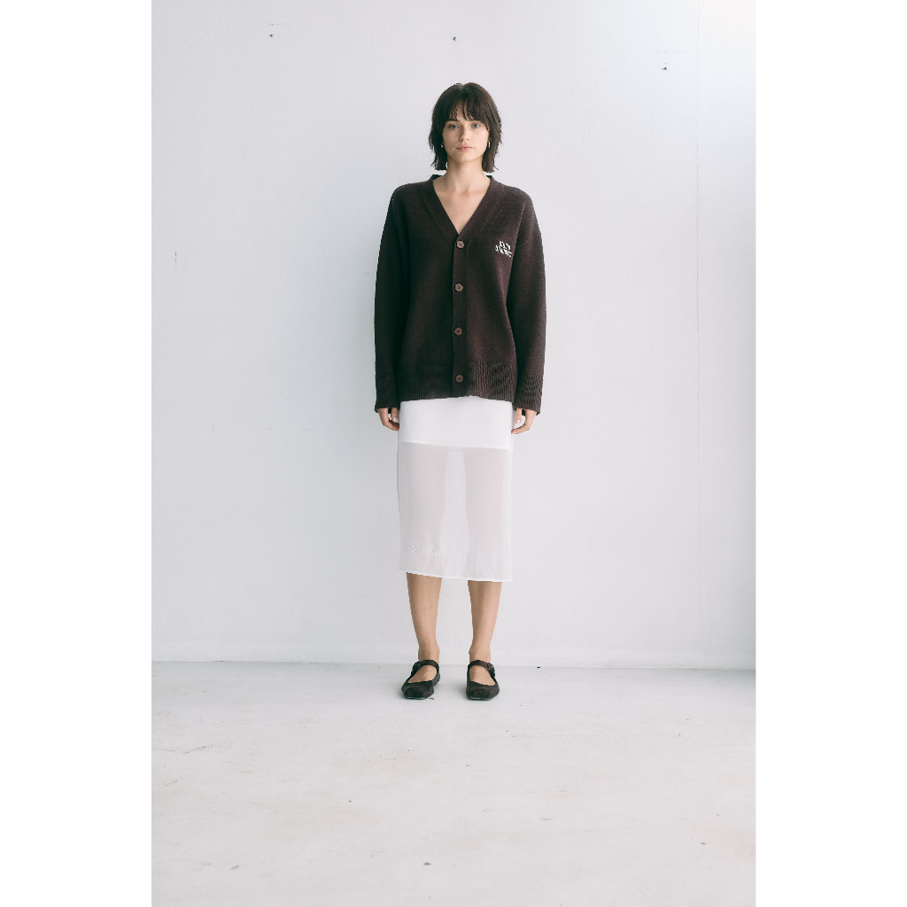 STUDIO UNKNOWN -  Sia Knit Cardigan เสื้อหนาว คาร์ดิแกนคอวีตกแต่งลายปักโลโก้ รูปที่ 2
