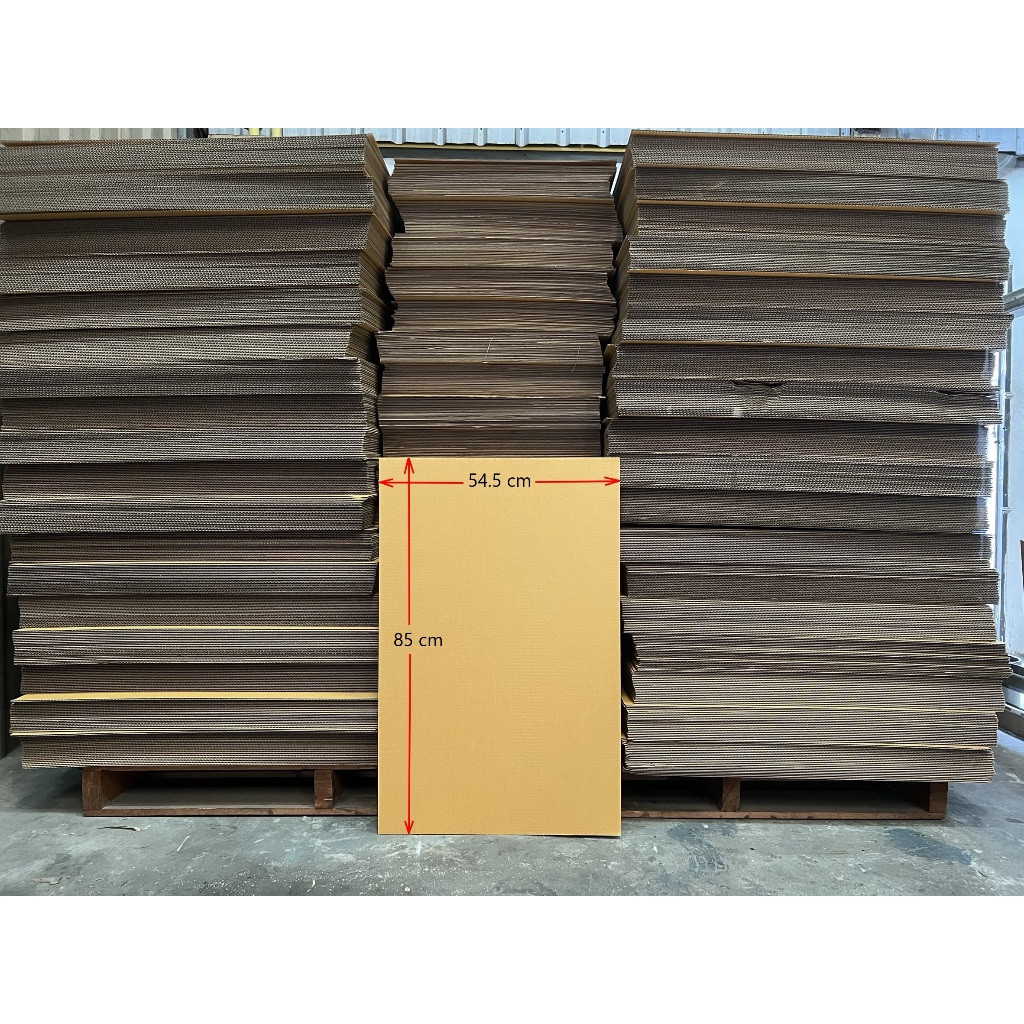แผ่นกระดาษลูกฟูก กระดาษลัง ขนาด: 54.5 x 85 cm (ลอน C / 3 ชั้น) ผิวสีทอง 2 ด้าน แพ็คละ 5,10 แผ่น