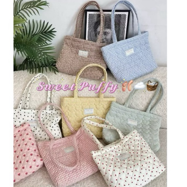 (พร้อมส่ง🛻)กระเป๋า 𝓢𝔀𝓮𝓮𝓽 𝓟𝓾𝓯𝓯𝔂 🩰☁️🧺กระเป๋าผ้าบุนุ่ม ลายตาราง–ลายหัวใจ สไตล์เกาหลี